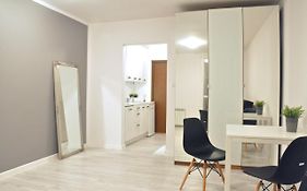 Nice And Comfy Studio Close To Old Town And Metro.